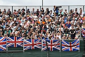 Egészen elképesztő: Hamilton a rajongói előtt Silverstone-ban (videó)