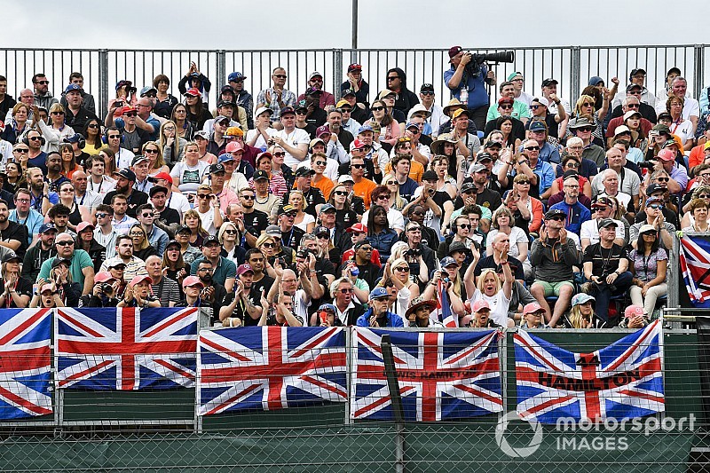Egészen elképesztő: Hamilton a rajongói előtt Silverstone-ban (videó)