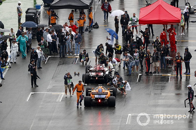 BRÉKING: Megbüntették az Alfa Romeót, Hamilton és Kubica pontszerző