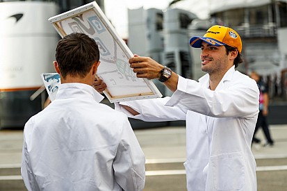 A McLaren a kulisszák mögött a Hungaroringen: csocsó, napszemüveg, paróka…