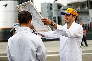 A McLaren a kulisszák mögött a Hungaroringen: csocsó, napszemüveg, paróka…