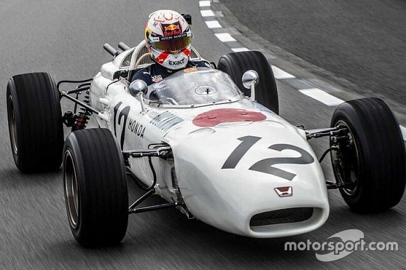 Verstappen pilota carro lendário de primeira vitória da Honda na F1