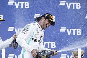 Hamilton aprovecha otro fiasco de Ferrari para ganar en Sochi