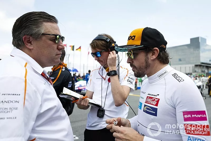 Zak Brown, Director Ejecutivo, McLaren Racing, y Fernando Alonso, McLaren, en la parrilla