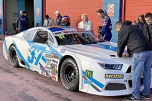 Вильнев проведет сезон в европейской серии NASCAR