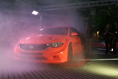 Acqua benedetta per la Tipo: una pioggia torrenziale battezza la Fiat TCR di Tecnodom