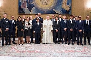 El Papa Francisco recibió a pilotos del MotoGP en el Vaticano