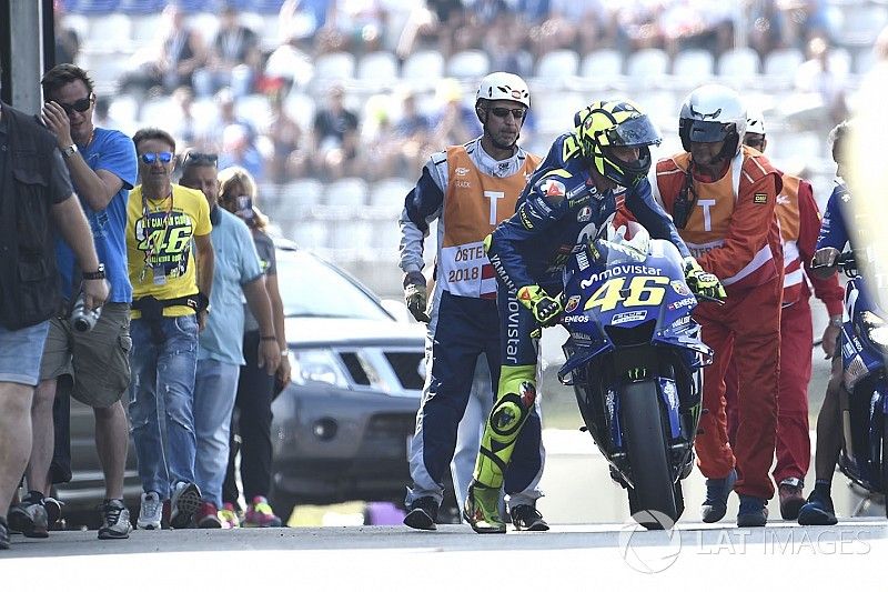 Valentino Rossi, Yamaha Factory Racing, dañado y  se dirigirse en sentido contrario por el carril de boxes