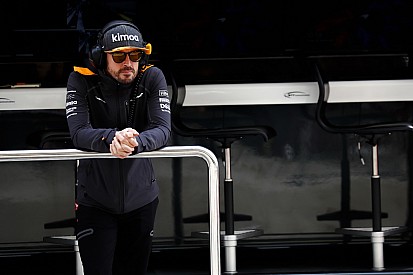 Alonso troca peças do motor e larga do fim do grid na Rússia