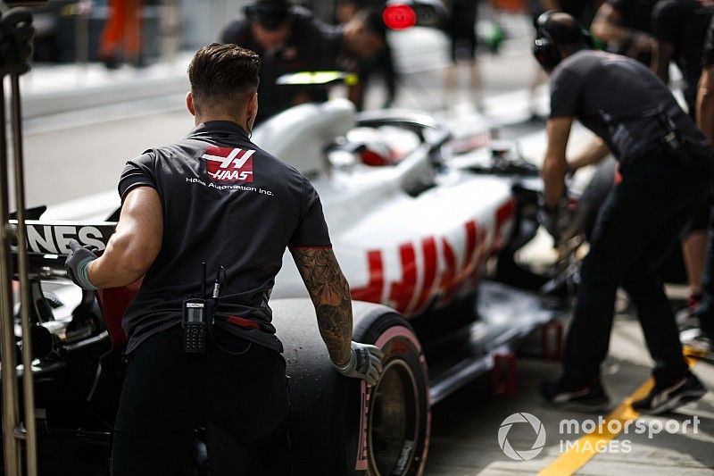 Haas: Magnussen perde due set di gomme nell'incendio divampato ai box nel corso della notte!