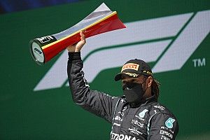 Hamilton fizetéscsökkentéssel is hosszabbít 2022-re – sajtóhír