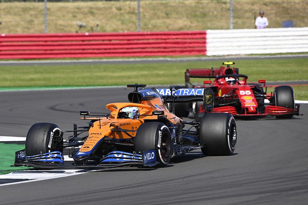 Daniel Ricciardo, McLaren MCL35M, Carlos Sainz Jr., Ferrari SF21