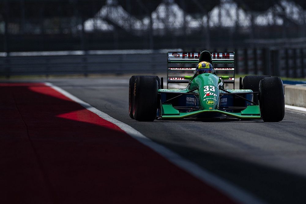 Mick Schumacher rijdt in Jordan 191 van vader Michael