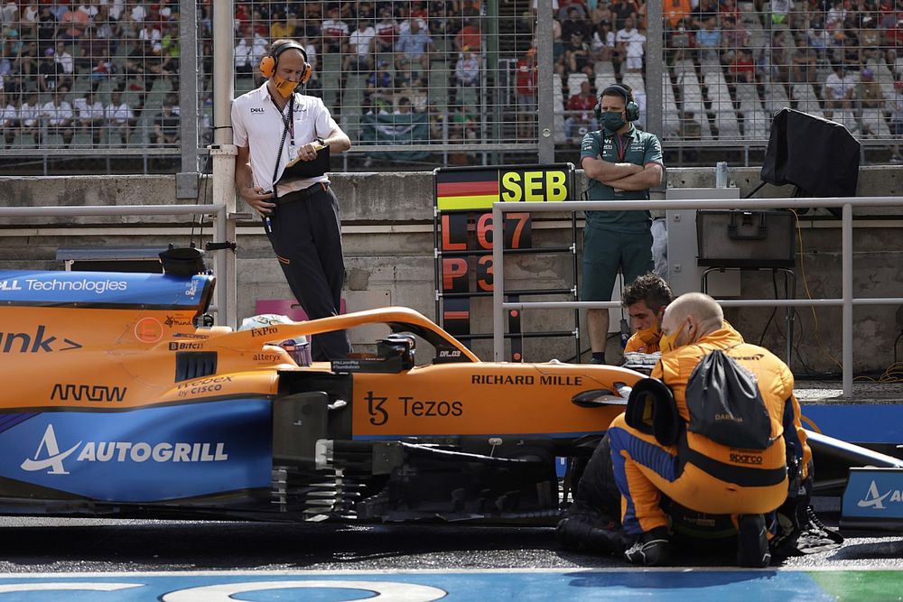 Daniel Ricciardo, McLaren MCL35M, in the pits