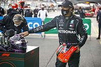 Hamilton recibe un casco de Schumacher tras igualar su récord