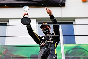 VÍDEO: Abiteboul cumpre aposta com Ricciardo e faz tatuagem à escolha do australiano