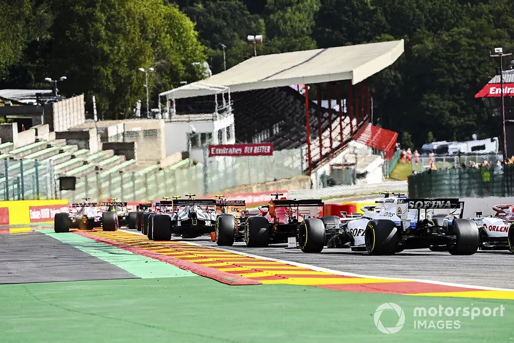 Sebastian Vettel, Ferrari SF1000, y Nicholas Latifi, Williams FW43