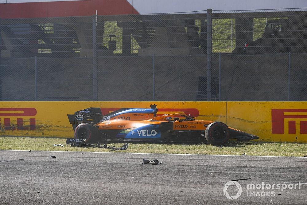 Carlos Sainz Jr., McLaren MCL35 después de chocar