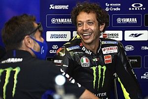 Diminta Pensiun dari MotoGP, Valentino Rossi Tak Peduli Umur