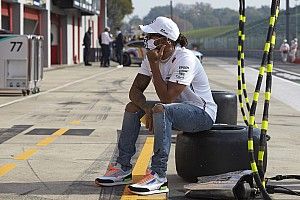 Hamilton opens up on new Mercedes contract delay