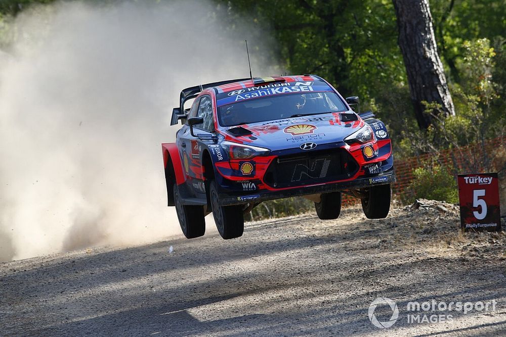 WRC, Rally Turchia, PS6: Neuville leader! Ogier e Rovanpera forano