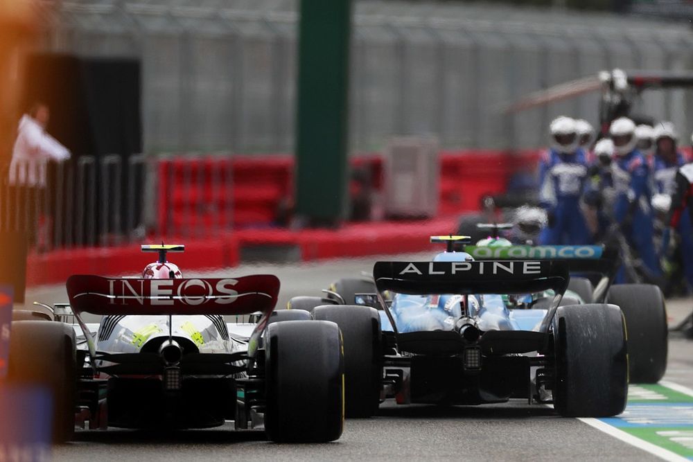 Ocon botst bijna met Hamilton: "Kwam door luchtslang van AlphaTauri"