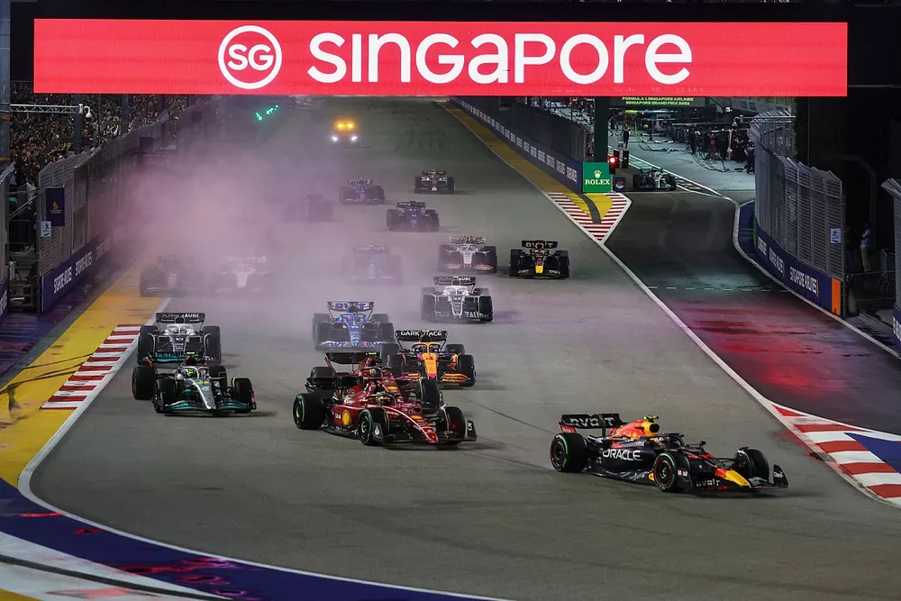 Sergio Perez, Red Bull Racing RB18, Charles Leclerc, Ferrari F1-75, Carlos Sainz, Ferrari F1-75, Lewis Hamilton, Mercedes W13, Lando Norris, McLaren MCL36, the rest of the field at the start