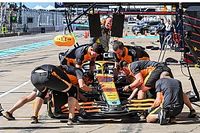 VIDEO: Lando Norris beleeft momentje bij binnenkomen pitstraat
