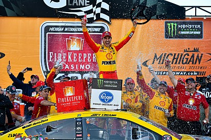 NASCAR: Na prorrogação, Logano vence em Michigan em prova adiada pela chuva