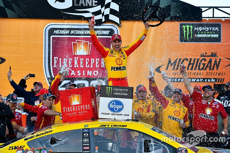 NASCAR: Na prorrogação, Logano vence em Michigan em prova adiada pela chuva