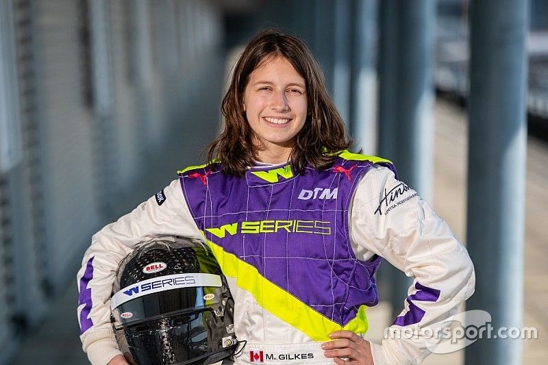 Победа во внезачетной гонке W Series позволила 18-летней канадке узнать вкус шампанского