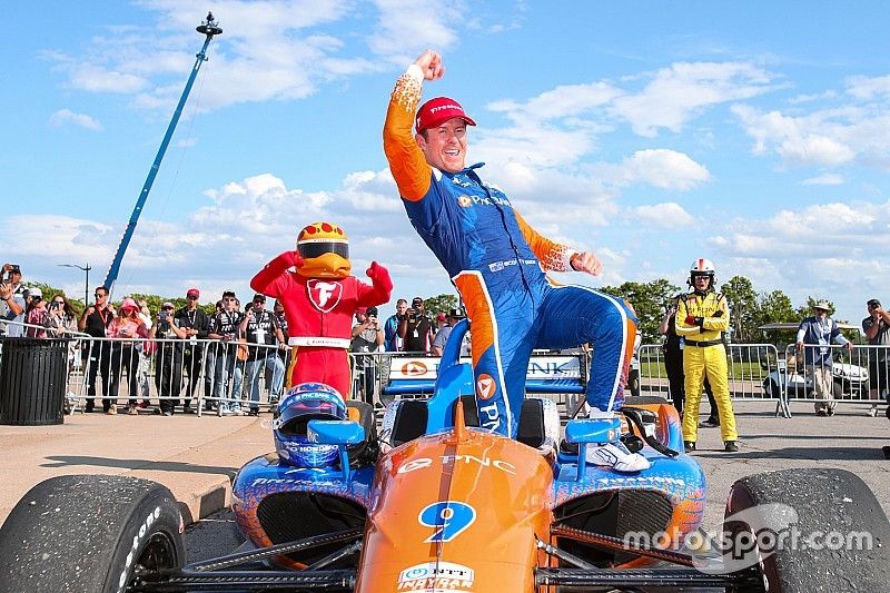 Scott Dixon gana la Carrera 2; Newgarden choca y queda fuera