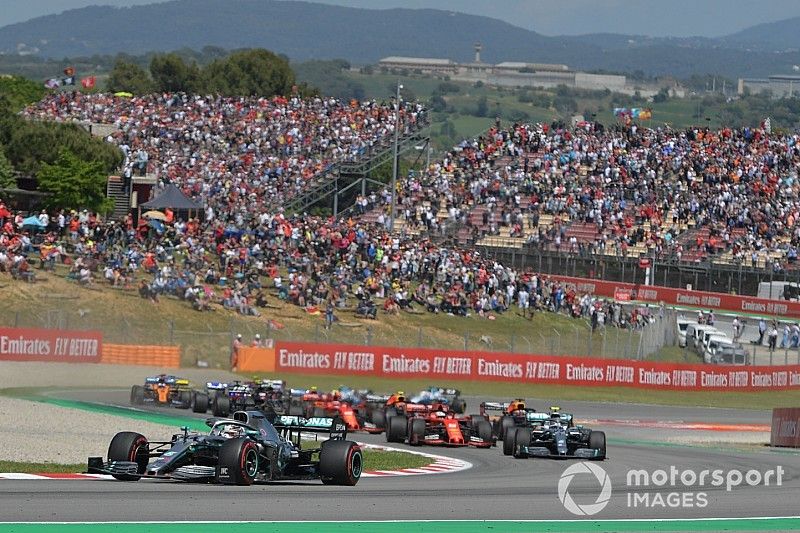 Lewis Hamilton, Mercedes AMG F1 W10, devant Valtteri Bottas, Mercedes AMG W10, Sebastian Vettel, Ferrari SF90, et le reste du peloton au départ