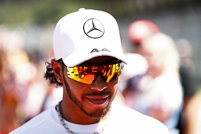 Világhíres énekes hordja Lewis Hamilton saját Police-kollekcióját