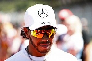 Világhíres énekes hordja Lewis Hamilton saját Police-kollekcióját