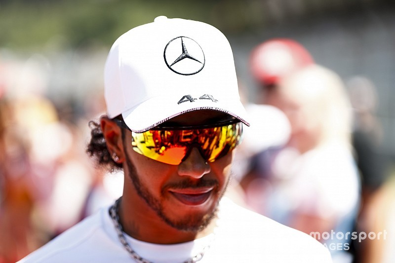 Világhíres énekes hordja Lewis Hamilton saját Police-kollekcióját