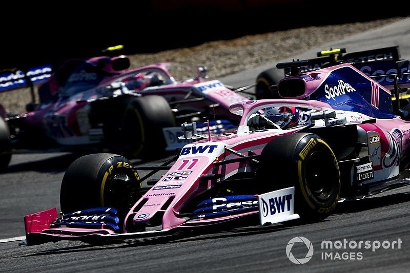 Sergio Perez, Racing Point RP19, voor Nico Hulkenberg, Renault F1 Team R.S. 19, en Lance Stroll, Racing Point RP19