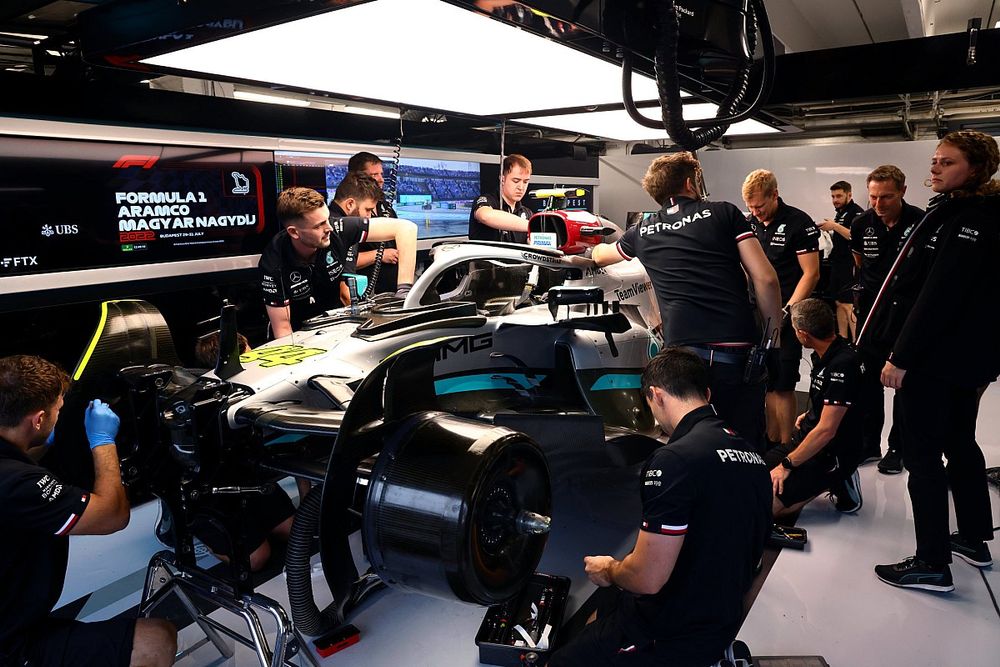 Los mecánicos trabajan en el Mercedes W13 de Lewis Hamilton en el garaje del equipo