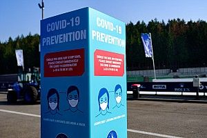 Анализ: почему у гонщиков Ф1 так часто находят COVID-19?