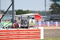 Un brutal accidente en la salida detiene la carrera de Silverstone F1