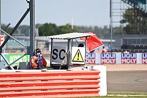 Un brutal accidente en la salida detiene la carrera de Silverstone F1