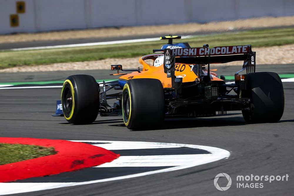 A McLaren jól látható fejlesztése Silverstone-ban