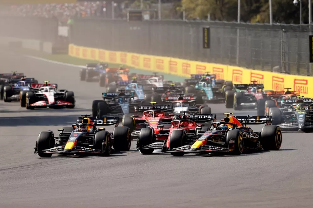 Max Verstappen, Red Bull Racing RB19 lucha con Charles Leclerc, Ferrari SF-23, Sergio P&eacute;rez, Red Bull Racing RB19, al inicio de la carrera.
