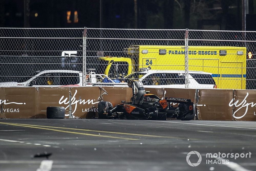 Lando Norris, McLaren MCL60, sale de su coche tras caerse en la carrera