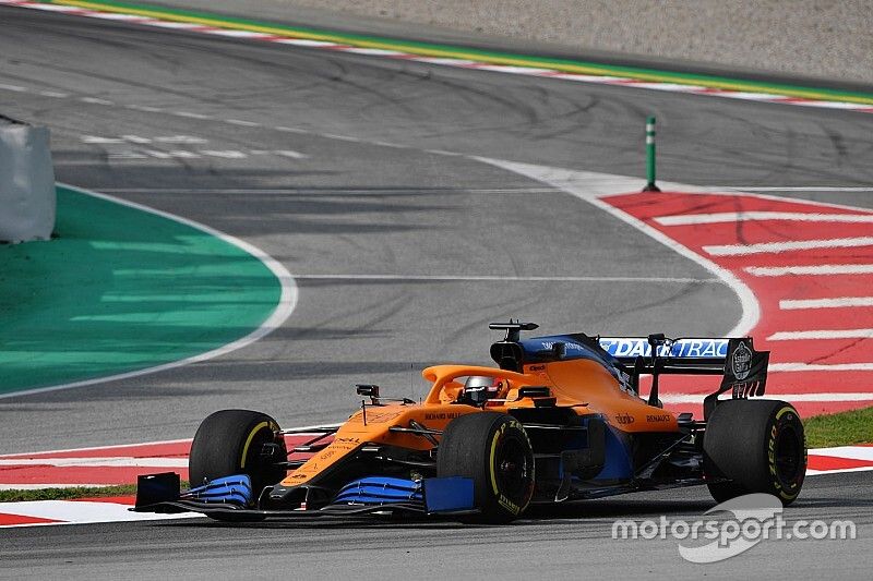 Los primeros kilómetros del McLaren MCL35 y Sainz, en fotos y vídeo