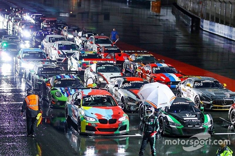 Les voitures sur la pitlane inondée