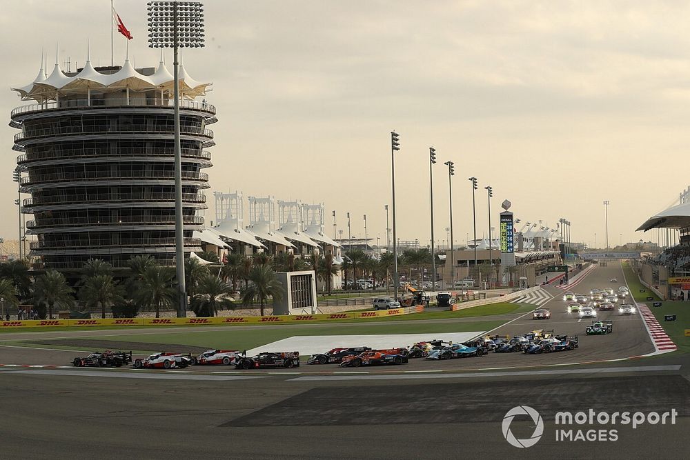 Arrancada, #1 Rebellion Racing Rebellion R-13 - Gibson: Bruno Senna, Gustavo Menezes, Norman Nato leads #5 Team LNT Ginetta G60-LT-P1: Jordan King, Ben Hanley, Charlie Robertson 