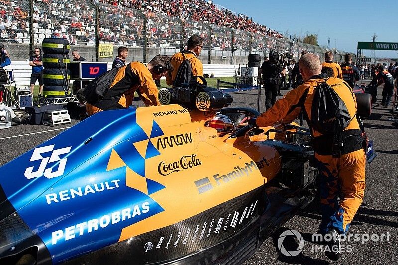 Carlos Sainz Jr., McLaren MCL34, arriva sulla griglia