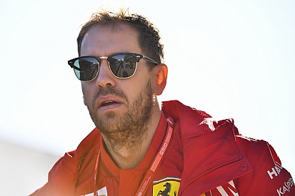 VIDEO: Vettel le "roba" una gorra de Mercedes a un niño