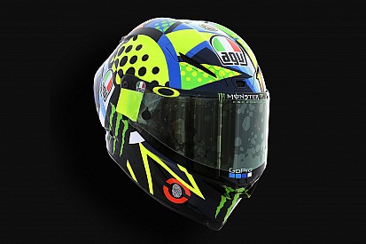Valentino Rossi con un nuovo casco per i test di Sepang